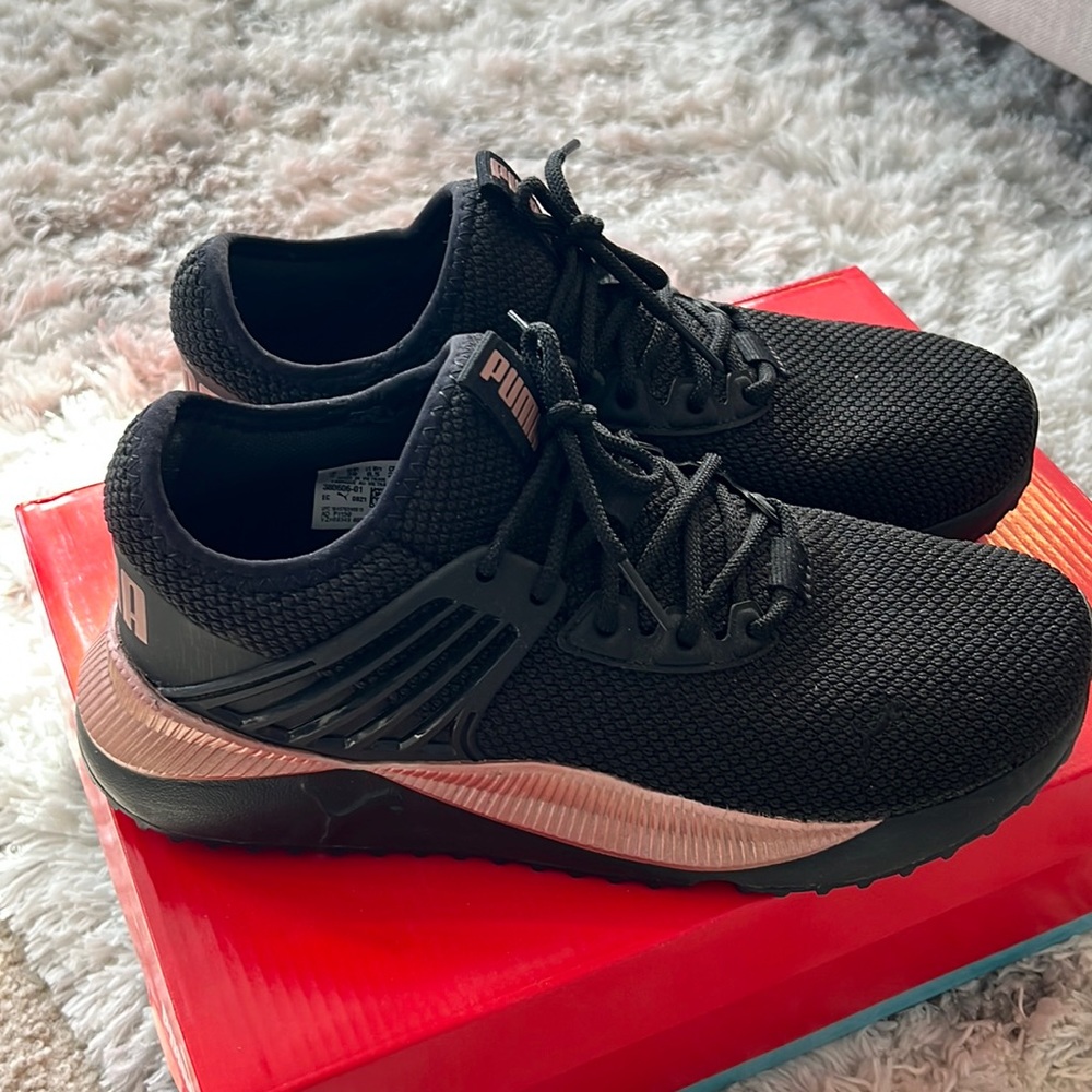 Softfoam puma sneakers hardly worn